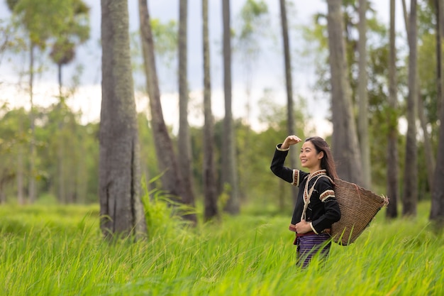 Le donne felici di Hmong si siedono fuori al villaggio di Giang Ta Chai, vicino alla città di Sapa.