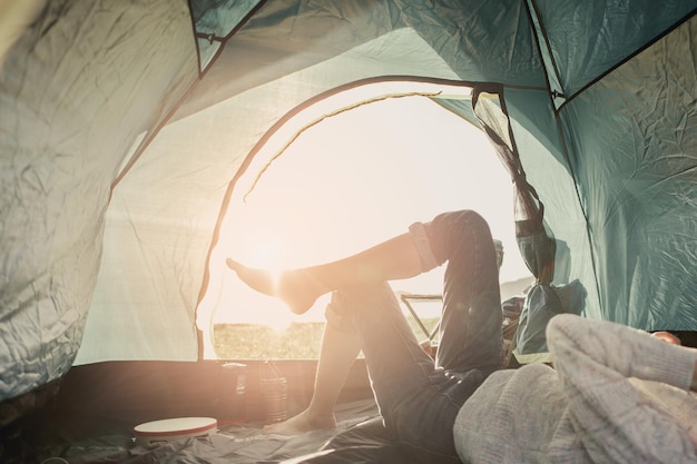 Le donne giacciono in tents.at camp.