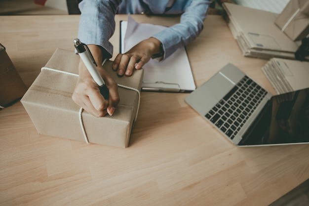 Le donne, i proprietari di piccole imprese stanno prendendo gli ordini, si preparano a fornire prodotti ai clienti