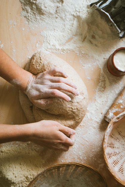 Le donne impastano la pasta