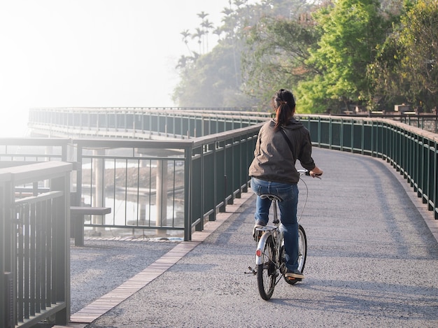 le donne in bicicletta in bicicletta