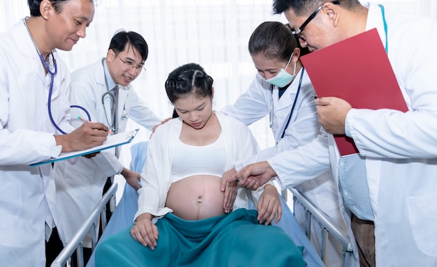 Le donne in gravidanza vicine al parto vengono curate da un team di medici