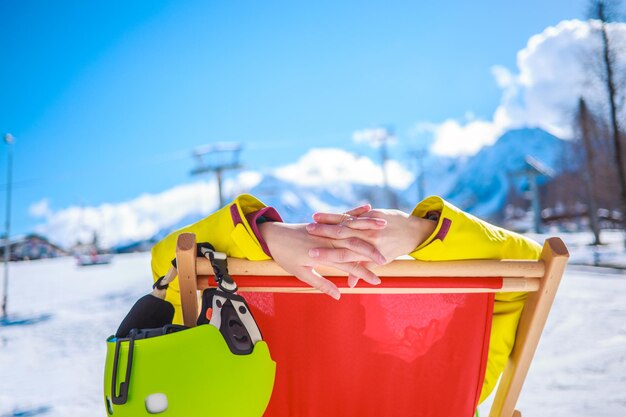 Le donne in montagna in inverno si trovano sul lettino