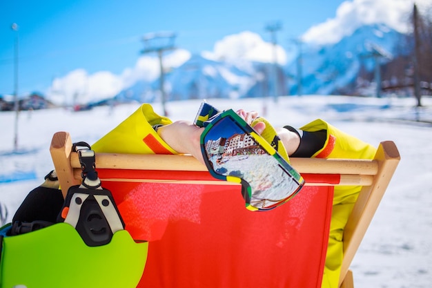 Le donne in montagna in inverno si trovano sul lettino