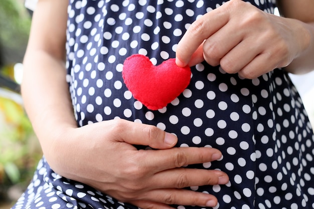 Le donne incinte indossano abiti premaman blu scuro.