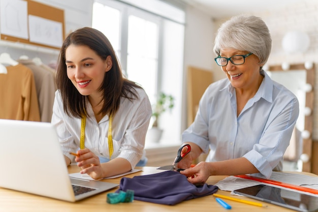 Le donne lavorano in officina. Concetto di piccola impresa.