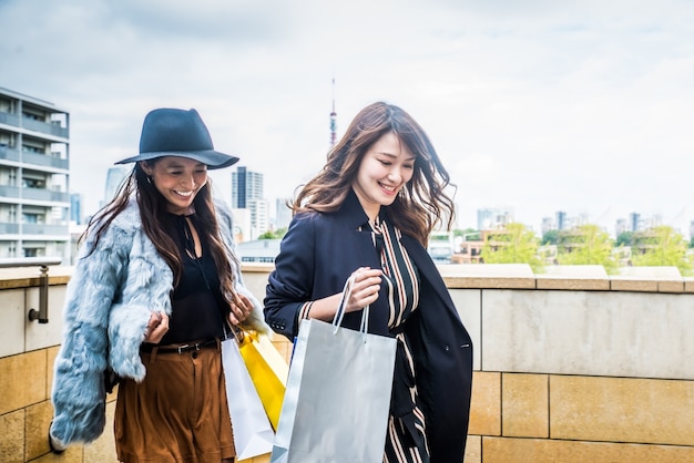 Le donne lo shopping a Tokyo