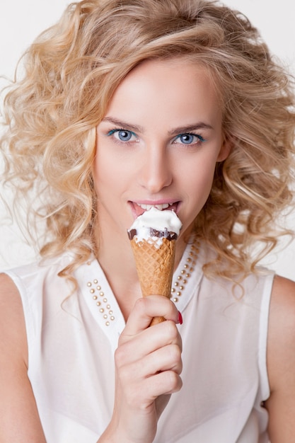 Le donne mangiano il gelato