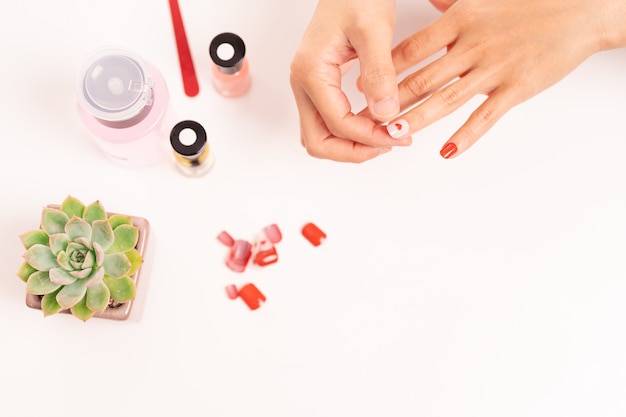 le donne manicure e attacca la forma delle unghie con il gel Concetto di moda e bellezza