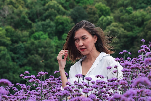 Le donne nel campo della verbena fioriscono e sono belle nella stagione delle piogge.