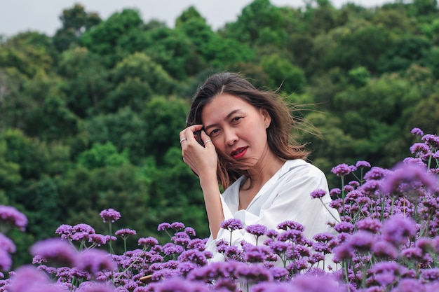 Le donne nel campo della verbena fioriscono e sono belle nella stagione delle piogge.