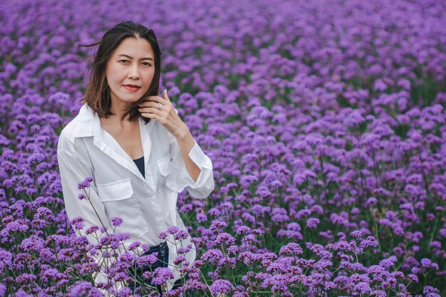 Le donne nel campo della verbena fioriscono e sono belle nella stagione delle piogge.