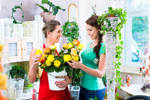 Le donne nel negozio di fiori si godono le rose