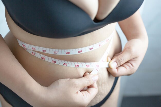 Le donne obese hanno un eccesso di grasso. Vuole perdere peso e controllare il peso.