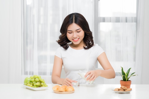 Le donne preparano il pane per la colazione