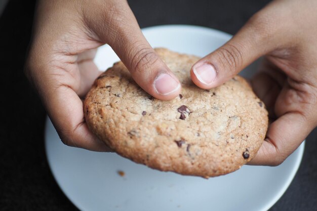 Le donne rompono i biscotti dolci a mano