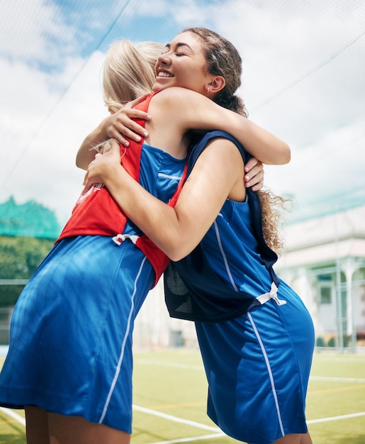 Le donne si abbracciano o supportano per il gioco di fitness, la partita di esercizi o la competizione di allenamento sul campo da netball