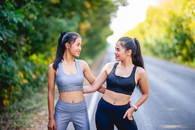 Le donne si esercitano felicemente per una buona salute. Concetto di esercizio