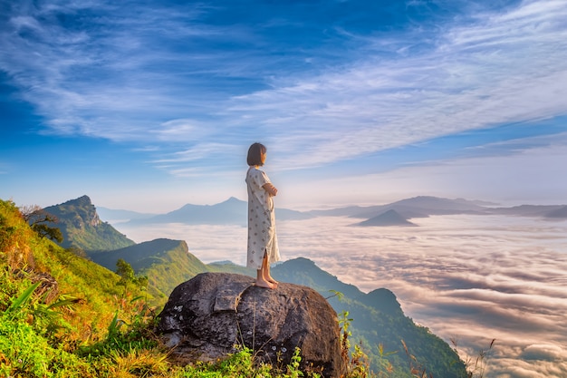 Le donne si godono l&#39;aria fresca e abbracciano la natura al mattino a Phu Chi Dao, in Tailandia