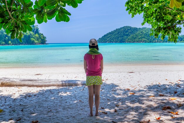 Le donne si godono l&#39;aria fresca e l&#39;acqua limpida nell&#39;isola di Similan, Mare delle Andamane, Phuket, Thailandia