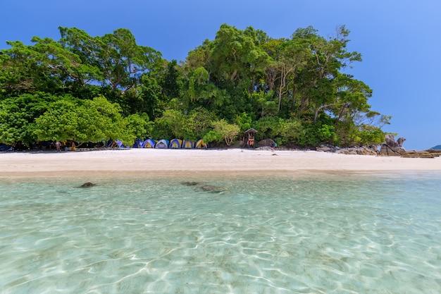 Le donne si godono l&#39;aria fresca e l&#39;acqua limpida nell&#39;isola di Similan, Mare delle Andamane, Phuket, Thailandia