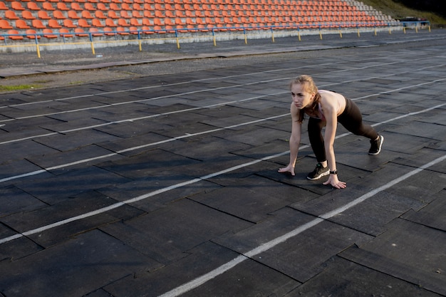 Le donne si preparano per iniziare a correre in uno stadio