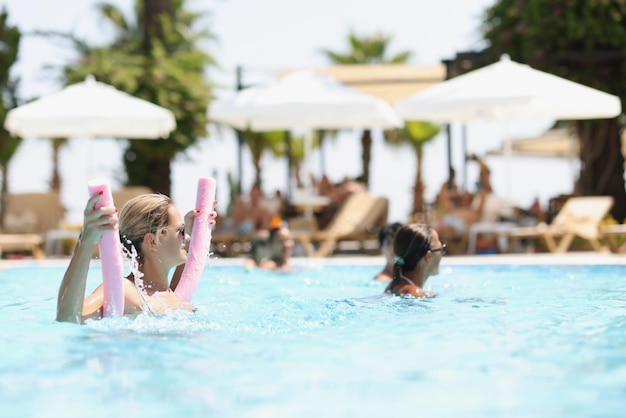 Le donne si rilassano nella piscina del resort nelle giornate di sole con cui molti ospiti dell'hotel trascorrono del tempo in piscina