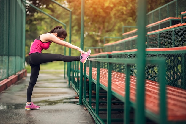 Le donne si riscaldano prima di un allenamento mattutino