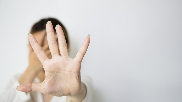 Le donne sollevano il palmo della manoStop alla violenza e agli abusi sessuali contro le donne