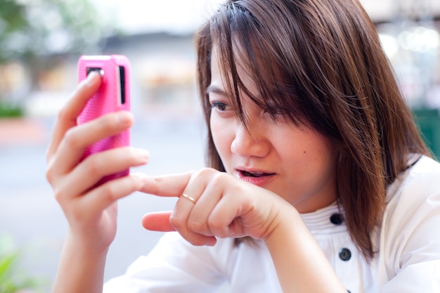 Le donne stanno cercando un telefono cellulare.