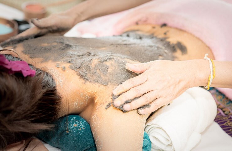 Le donne stanno ottenendo lo scrub di Clay sulla schiena a Spa