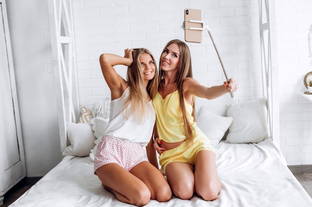 Le donne sul letto fanno selfie