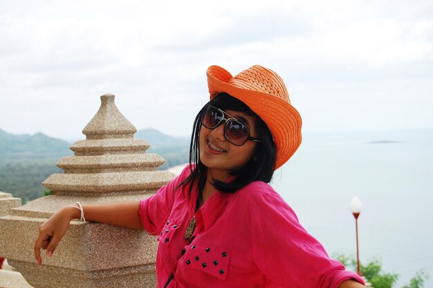 Le donne tailandesi del viaggiatore viaggio visitano il ritratto in posa scatta foto e rispetta la statua del buddha in preghiera di Phra Mahathat Chedi Phakdee Prakat tempio buddista nella città di Bang Saphan a Prachuap Khiri Khan Thailandia