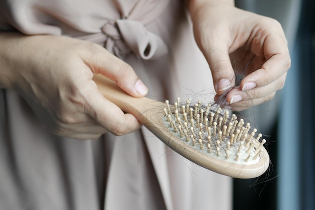 le donne tengono i suoi capelli persi da vicino