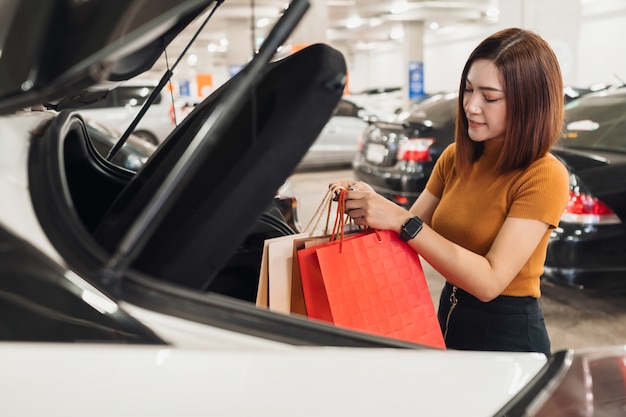 Le donne tengono le borse della spesa in macchina