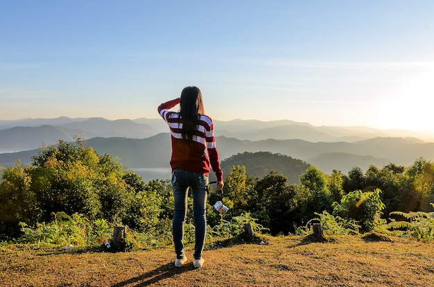 Le donne turisti stanno sulla montagna.