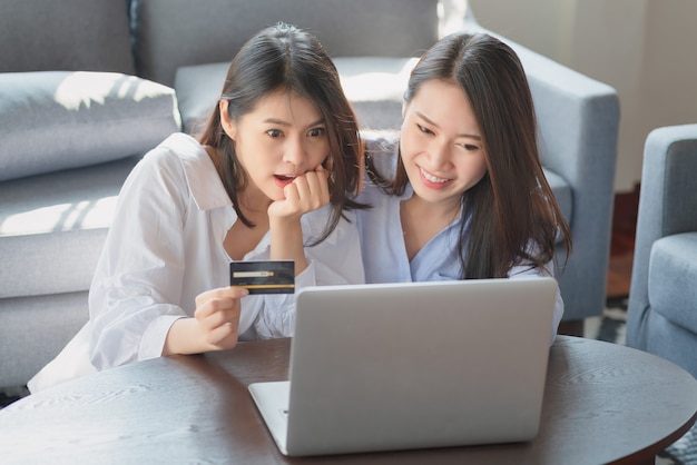 le donne usano il laptop a casa