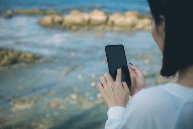 Le donne usano lo smartphone a portata di mano all'aperto