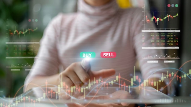 Le donne utilizzano gli smartphone per analizzare i dati di trading sull'interfaccia virtuale futuristica scherma lo smartphone con un grafico di borsa sullo schermo Mercato azionario finanziario