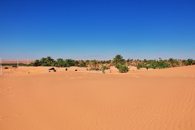 Le dune di Timimun hanno abbandonato la città nel deserto del Sahara, Algeria