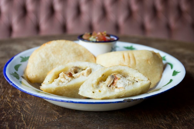 Le empanadas venezuelane sono fatte con farina di mais bianca o gialla precotta.