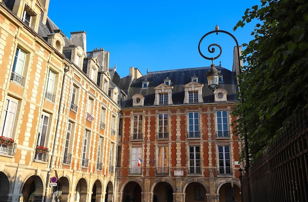 Le facciate delle case di Place des Vosges a Parigi Francia