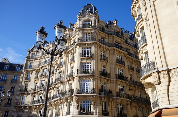 Le facciate delle tradizionali case francesi con i tipici balconi e finestre Parigi