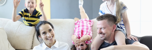 Le famiglie con bambini trascorrono il tempo a casa in quarantena