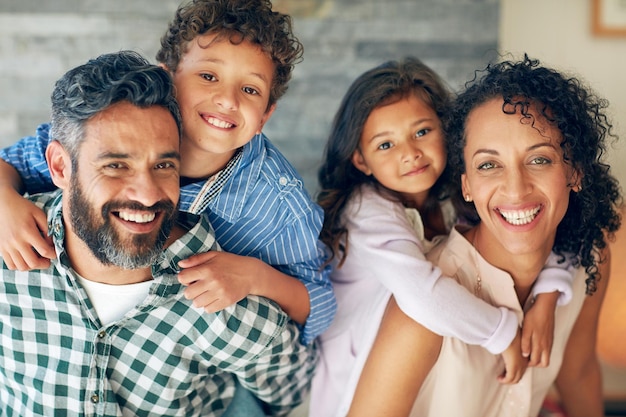 Le famiglie condividono così tante cose speciali Ritratto di una famiglia felice con bambini piccoli che posano insieme a casa