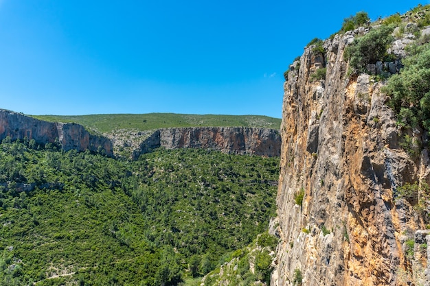 Le famose pareti per scalatori nelle montagne Chulilla nelle montagne della comunità valenciana