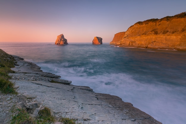 Le famose rocce gemelle sulla costa di Hendaia a Pais Vasco.