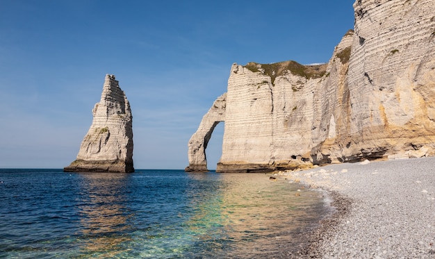 Le famose scogliere di etretat dalla spiaggia