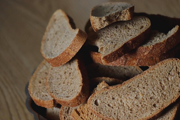 Le fette di pane nero vengono tagliate su un taglio