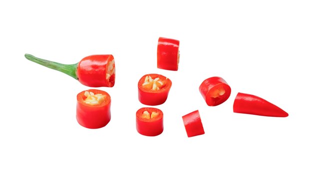 Le fette di peperoncino rosso fresco sono isolate su uno sfondo bianco con percorso di ritaglio